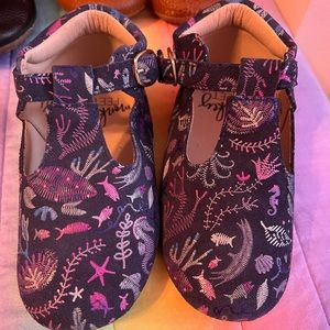 Monkey feet size 3-4 years these are great shoes for all year around!